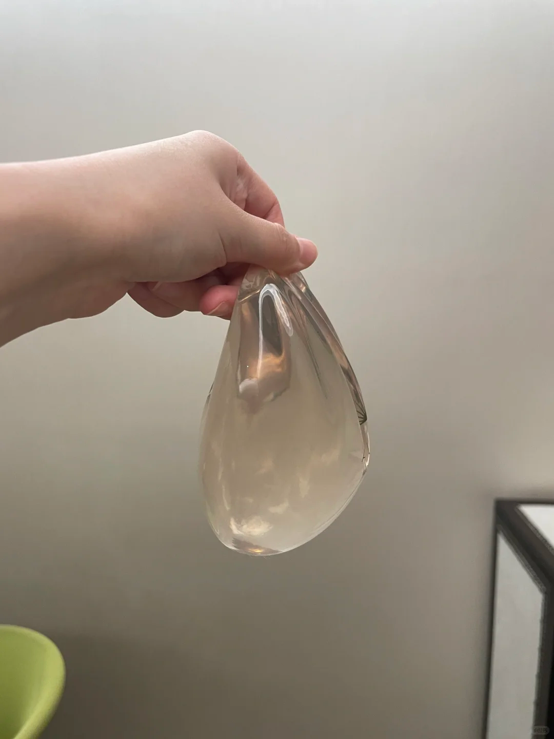 求美者是在县城里的一个小机构做的,用的很老式的盐水袋假体隆胸