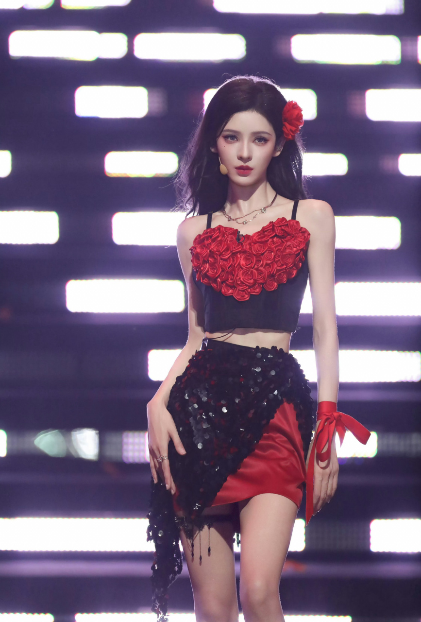 张予曦,性感高定吊带裙,不一样的美!