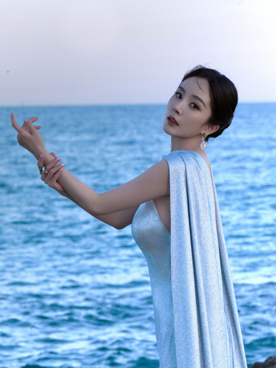 杨幂好会拍啊,蓝色礼服配蓝色大海,星光熠熠的女明星!
