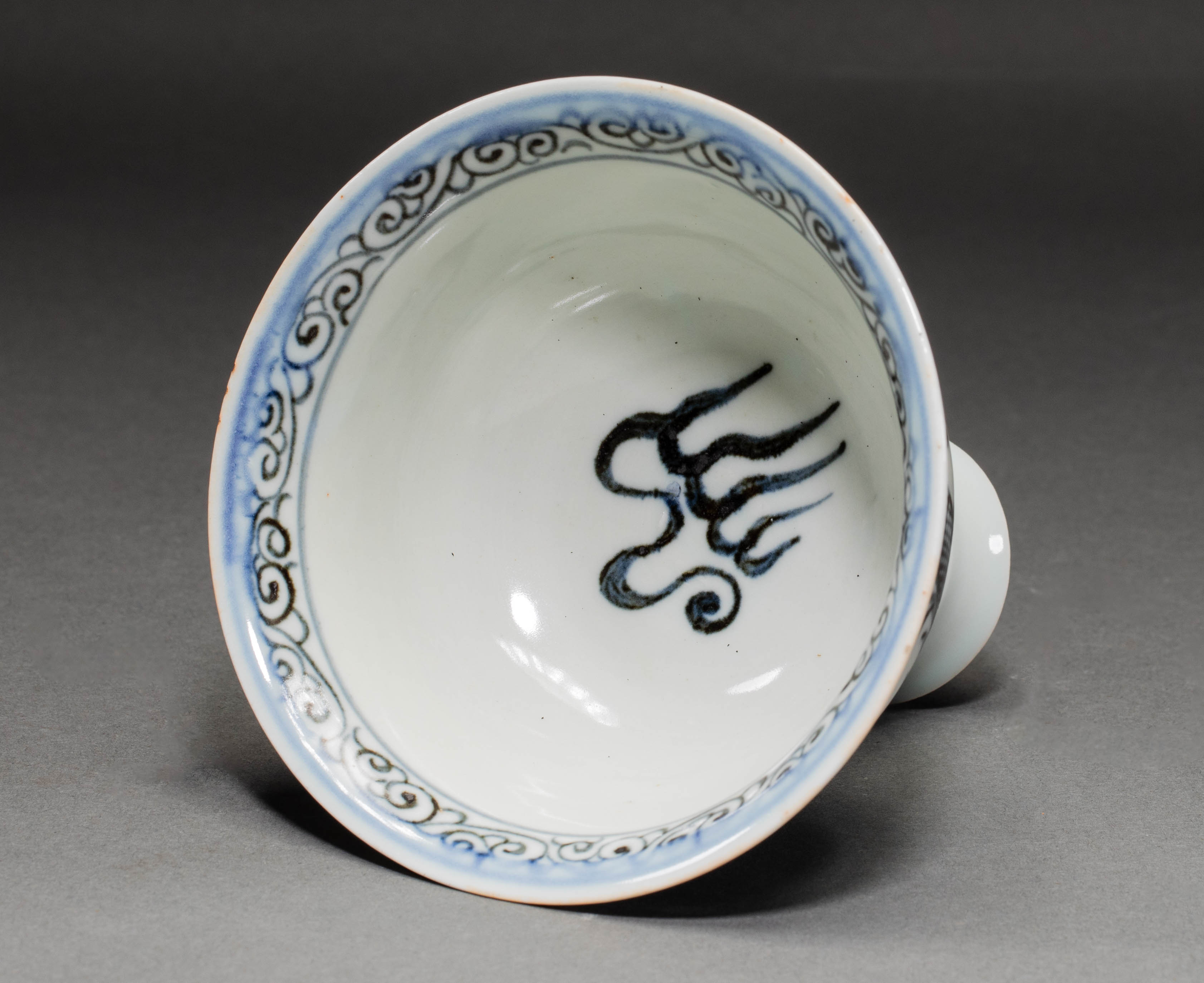 明代青花龙纹高足杯六方青花底座,杯盖银鎏金