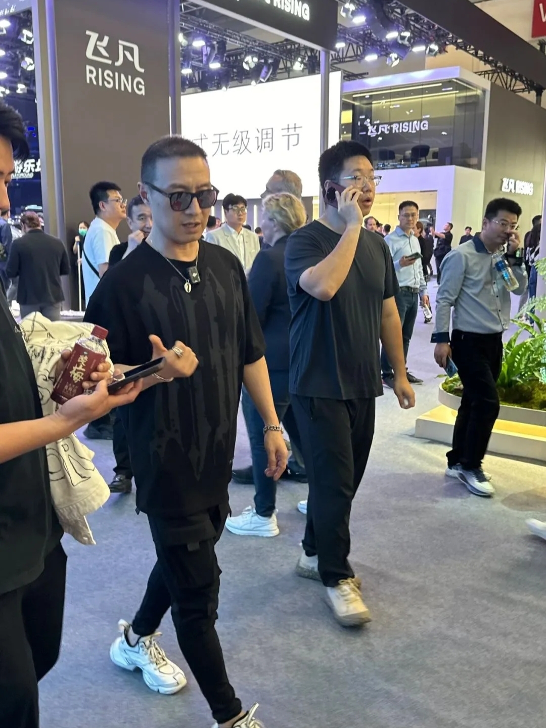 在北京车展的现场竟意外地碰到了汪峰