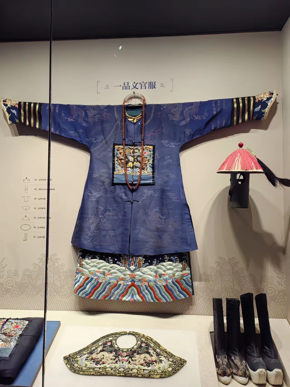 我不明白清朝官服为什么要配一圈珠子套在脖子上,跟和尚似的,有没有