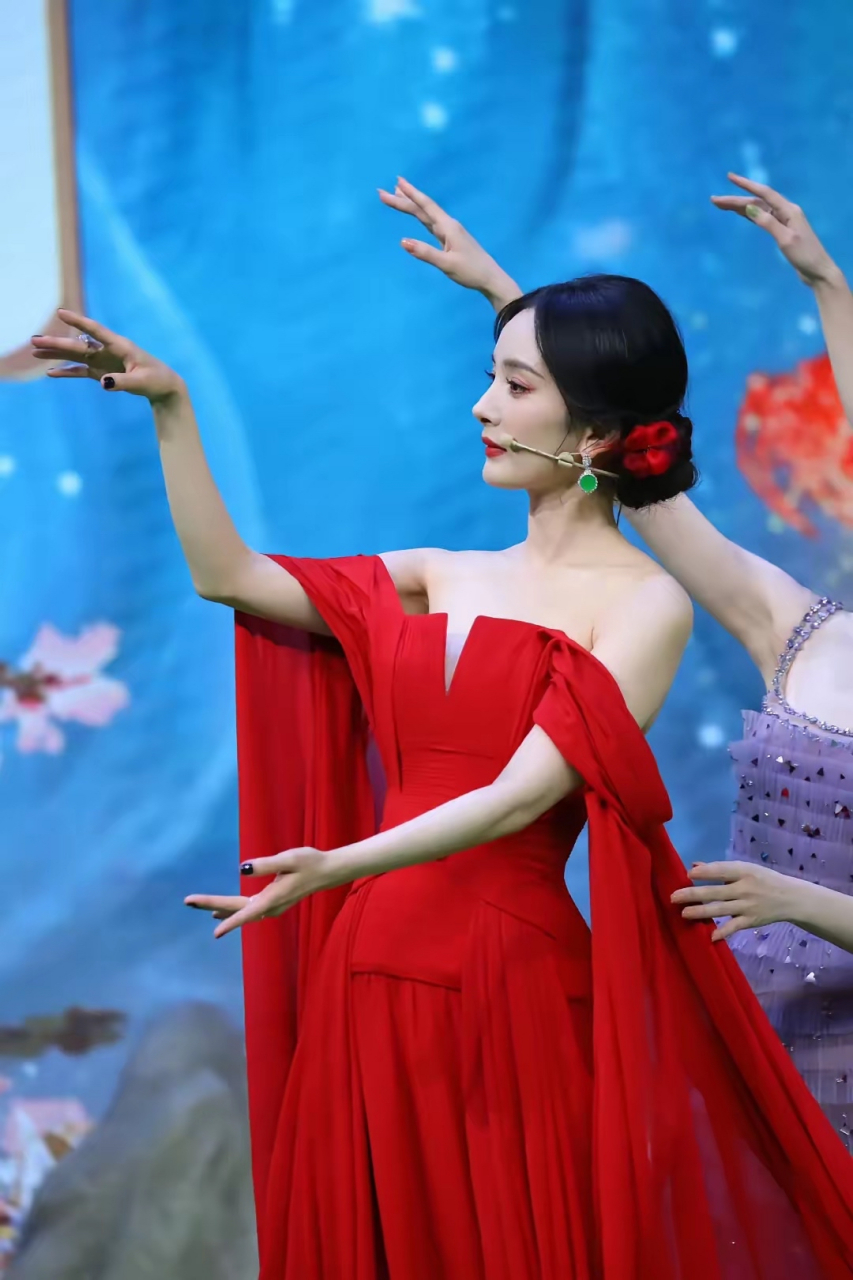 杨幂红色礼服裙造型美艳动人,风采不减当年呀#年轻时极为貌美的女明星