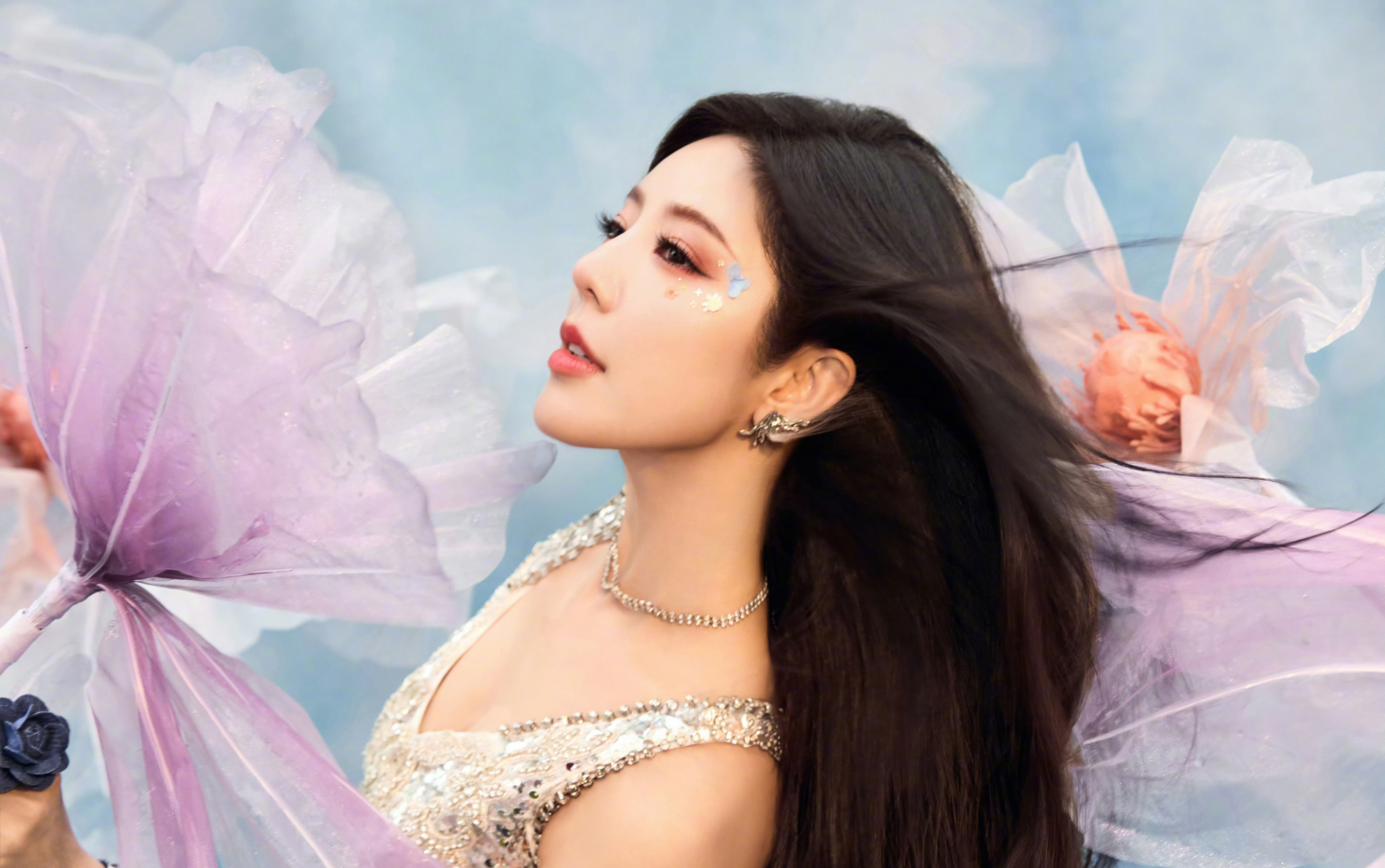 赵奕欢,银色亮片裙,怼脸拍超好看!