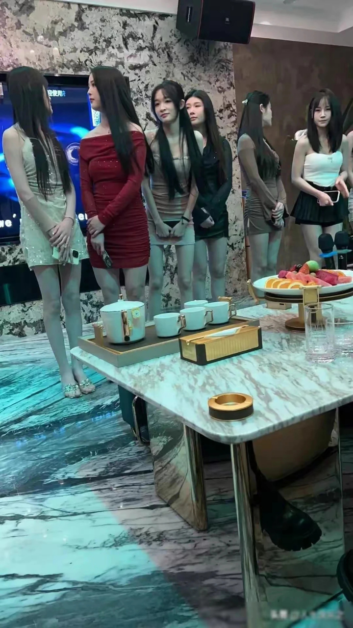 发现没有  现在ktv也越来越卷了  妹子是一个比一个好看
