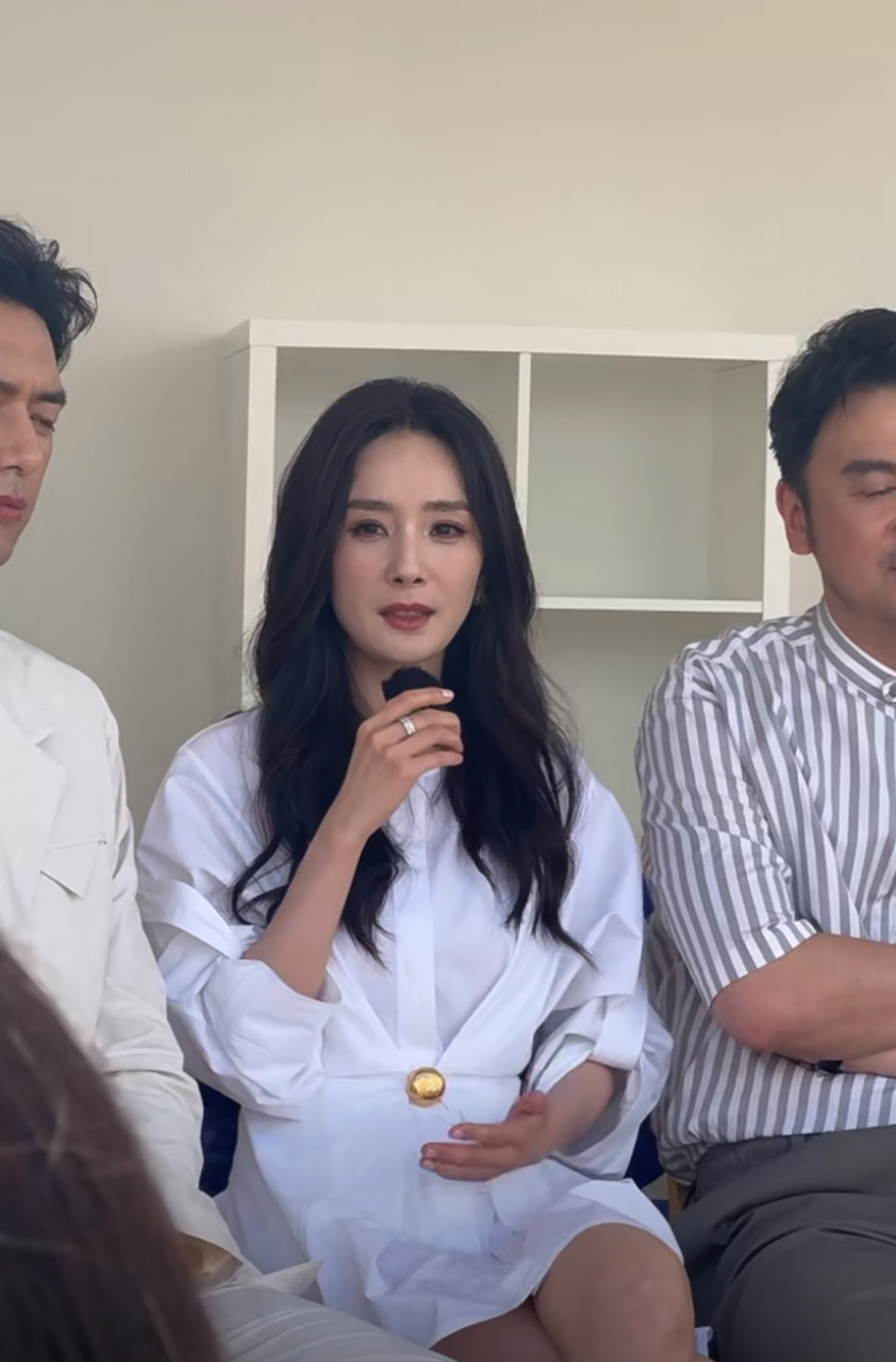 杨幂一年千万的保养费算是白花了,离开美颜和精修,真实状态就跟实际