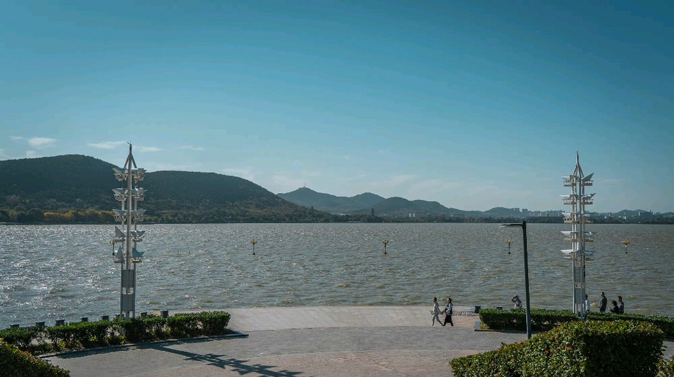 徐州云龙湖风景区位于江苏省徐州市泉山区,是徐州的标志性景点之一
