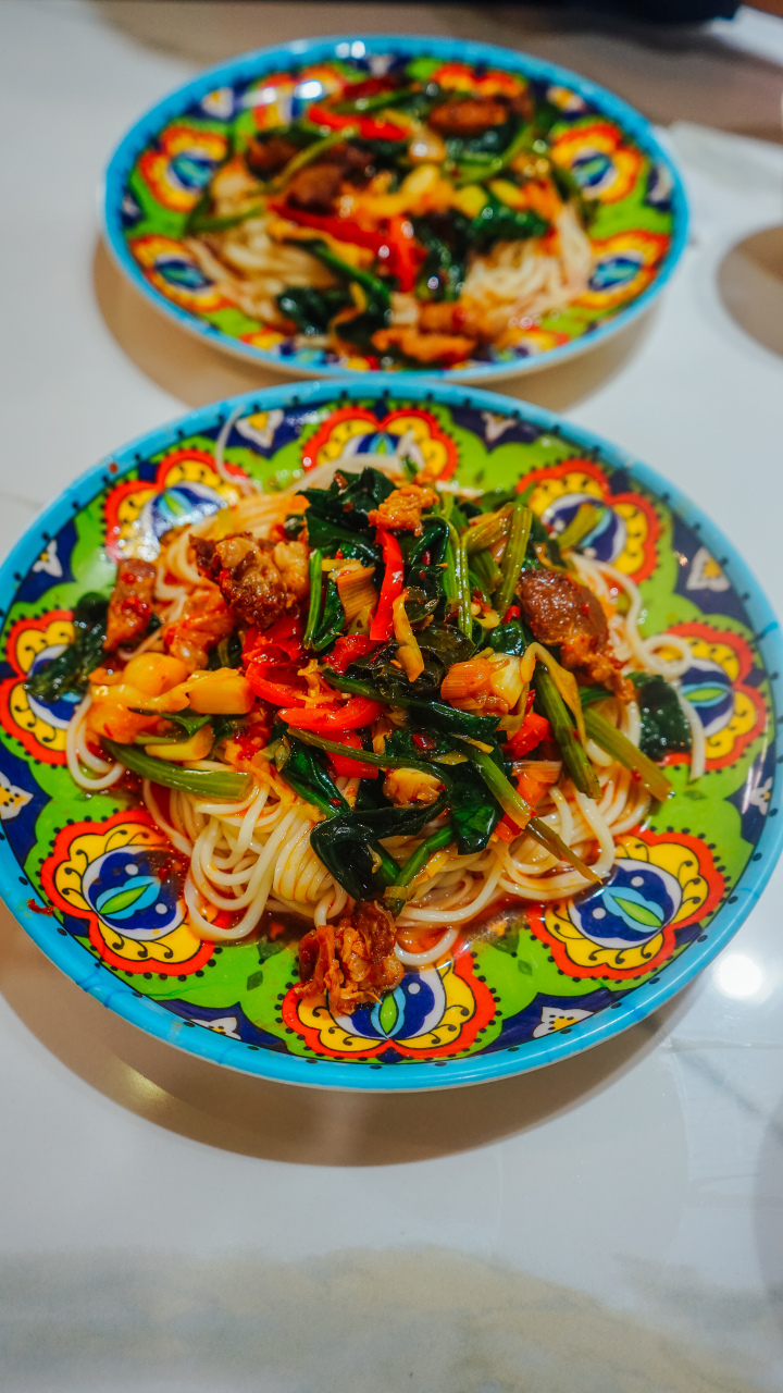 这是喀什当地人的美食一条街,整条街上都是本地人才去的美食店.