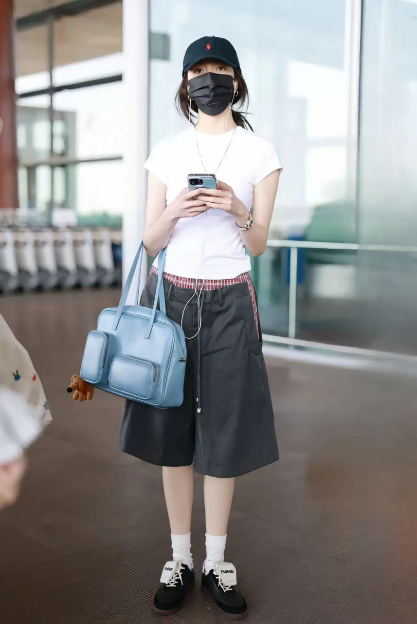宋妍霏机场新照,白体恤搭配拼接阔腿中裤,时尚潮流范十足,爱了爱了!