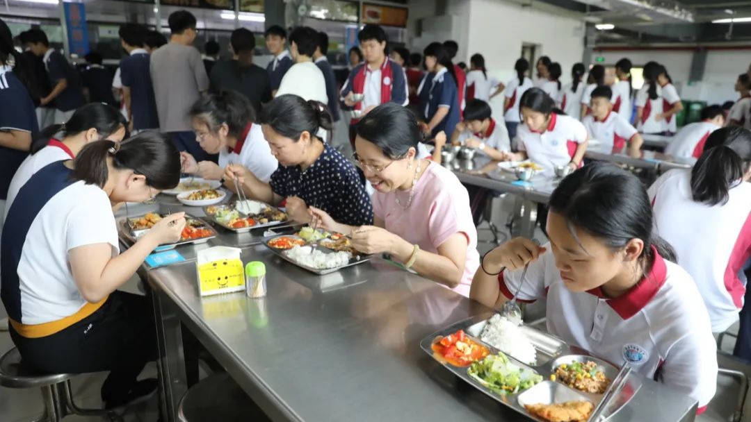 珠海取消教工食堂引发热议,师生同餐制度能否成为校园管理新思路,成为