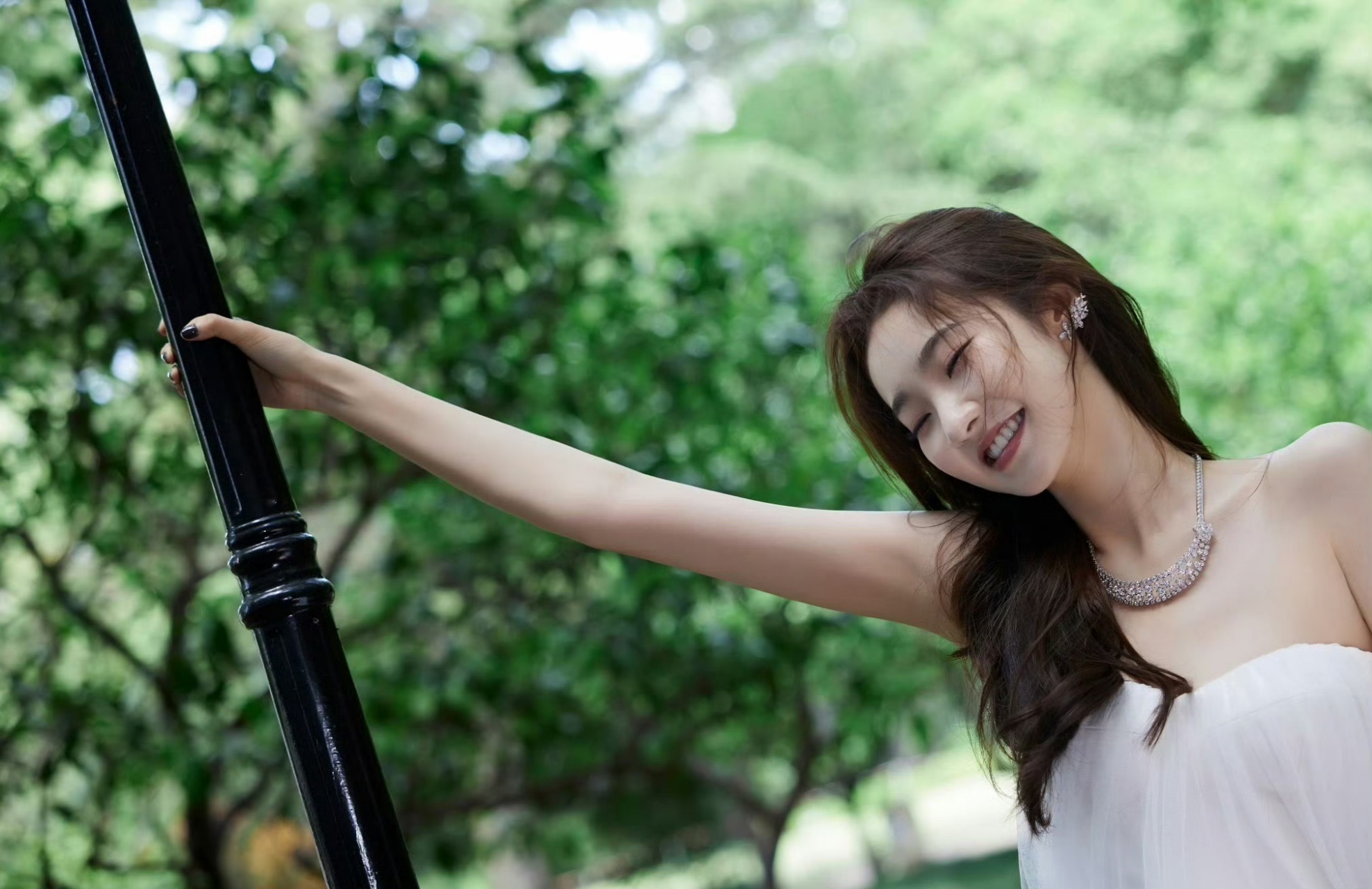 张艺凡,白色抹胸连衣裙搭配薄纱裙,清新自然!