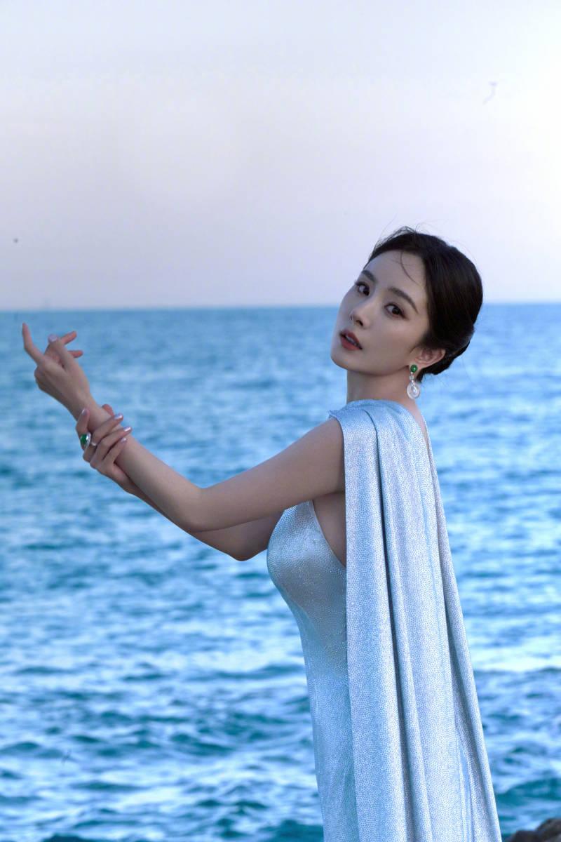 杨幂戛纳电影节最新造型,蓝色披风连衣裙美得让人窒息