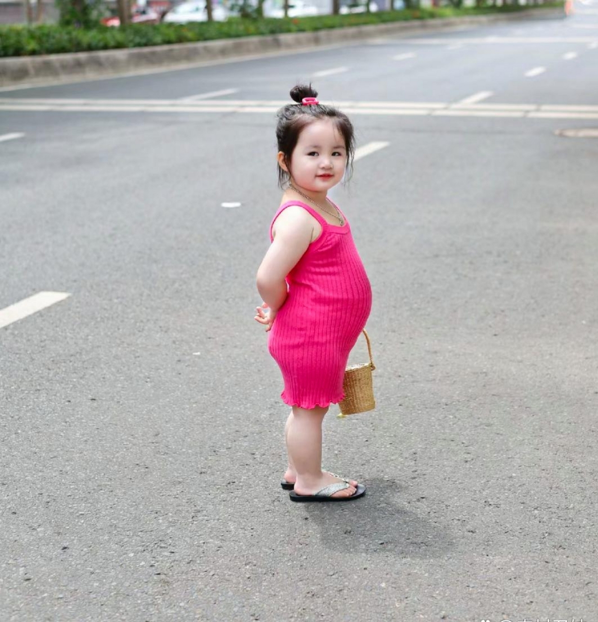 胖乎乎肉嘟嘟的小女孩
