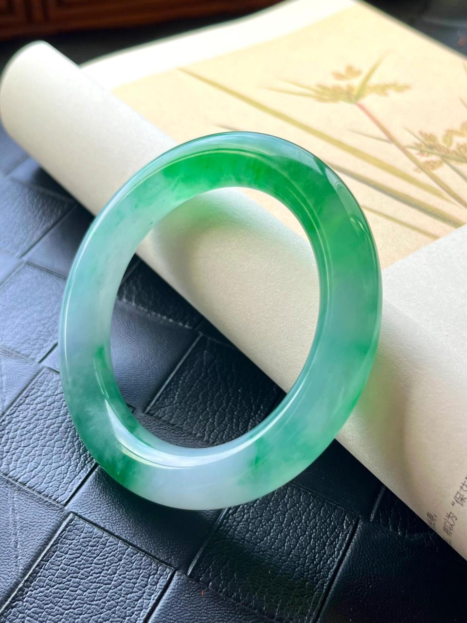 镯色生香|种色兼备冰飘辣阳绿翡翠手镯|||蓝底飘阳绿翡翠手镯,底妆