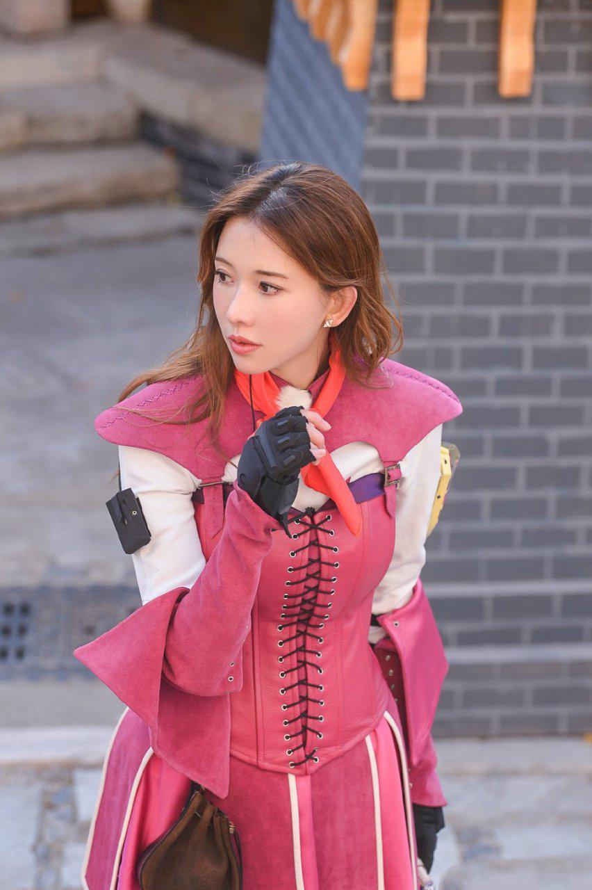 林志玲扮长腿"小乔"美翻了,穿粉色真皮"铠甲",英姿飒爽