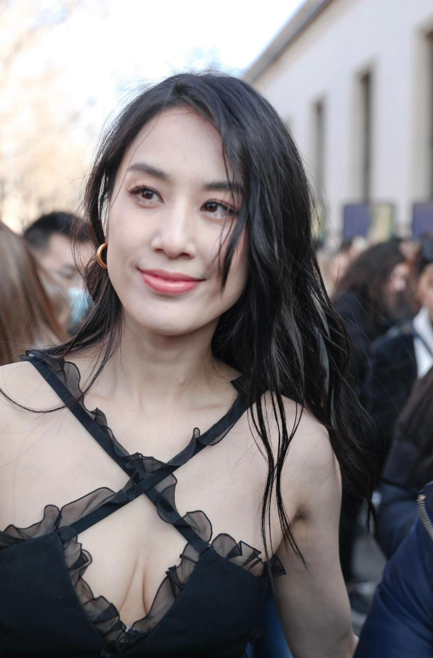 黄圣依身穿黑色十字攀肩吊带连衣裙出席活动
