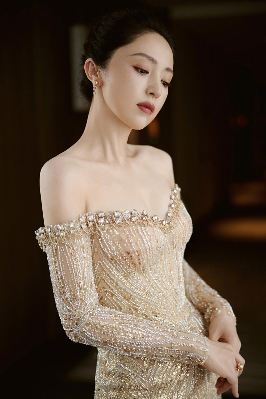 董璇一字肩礼服流光溢彩,明媚动人