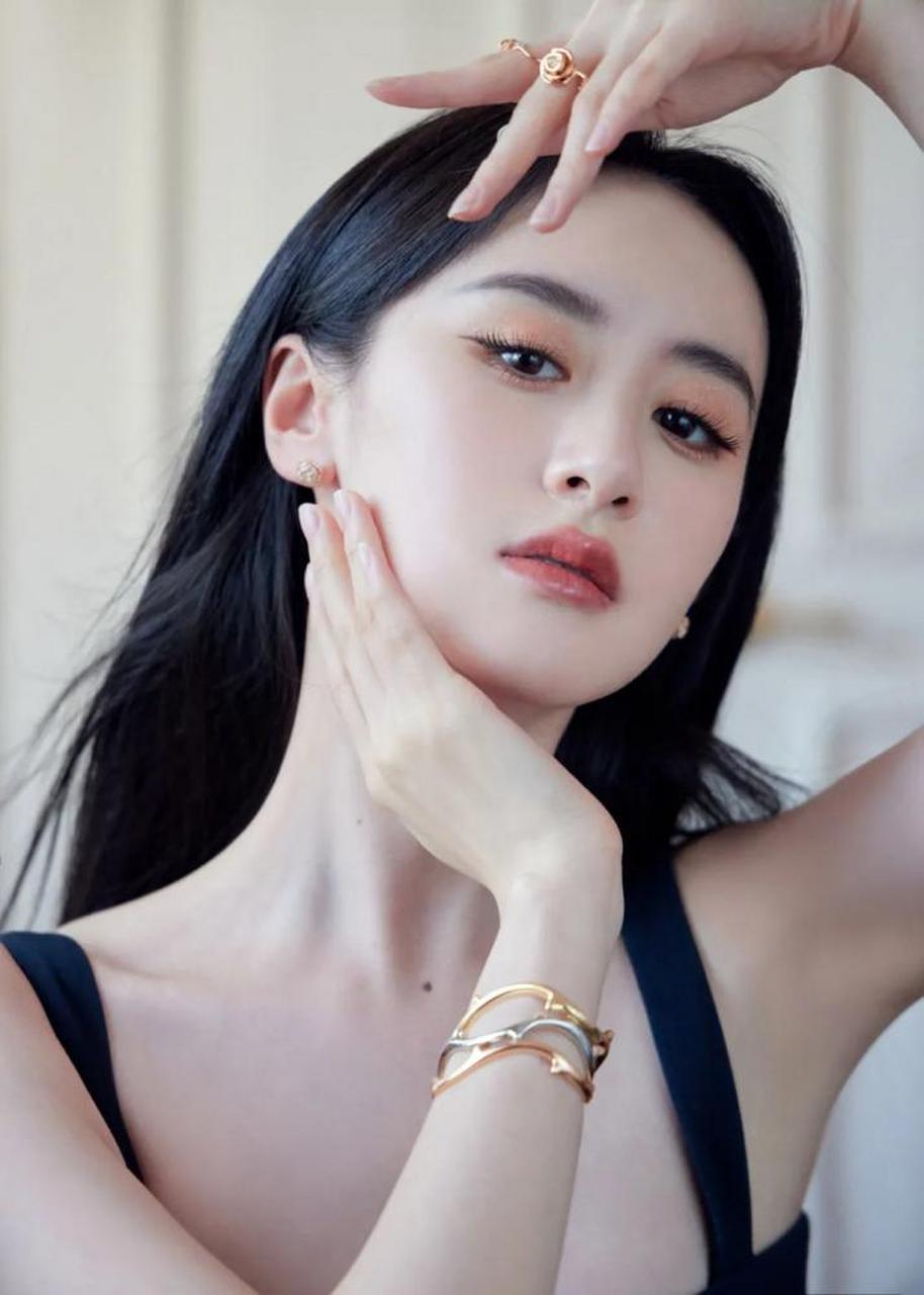 袁冰妍一袭黑色吊带长裙