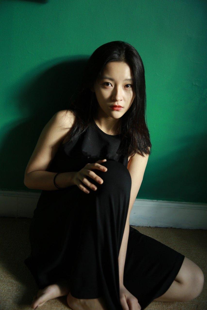 姜嫄作为网红,凭借其纯欲风写真风格一直吸引众人眼球.