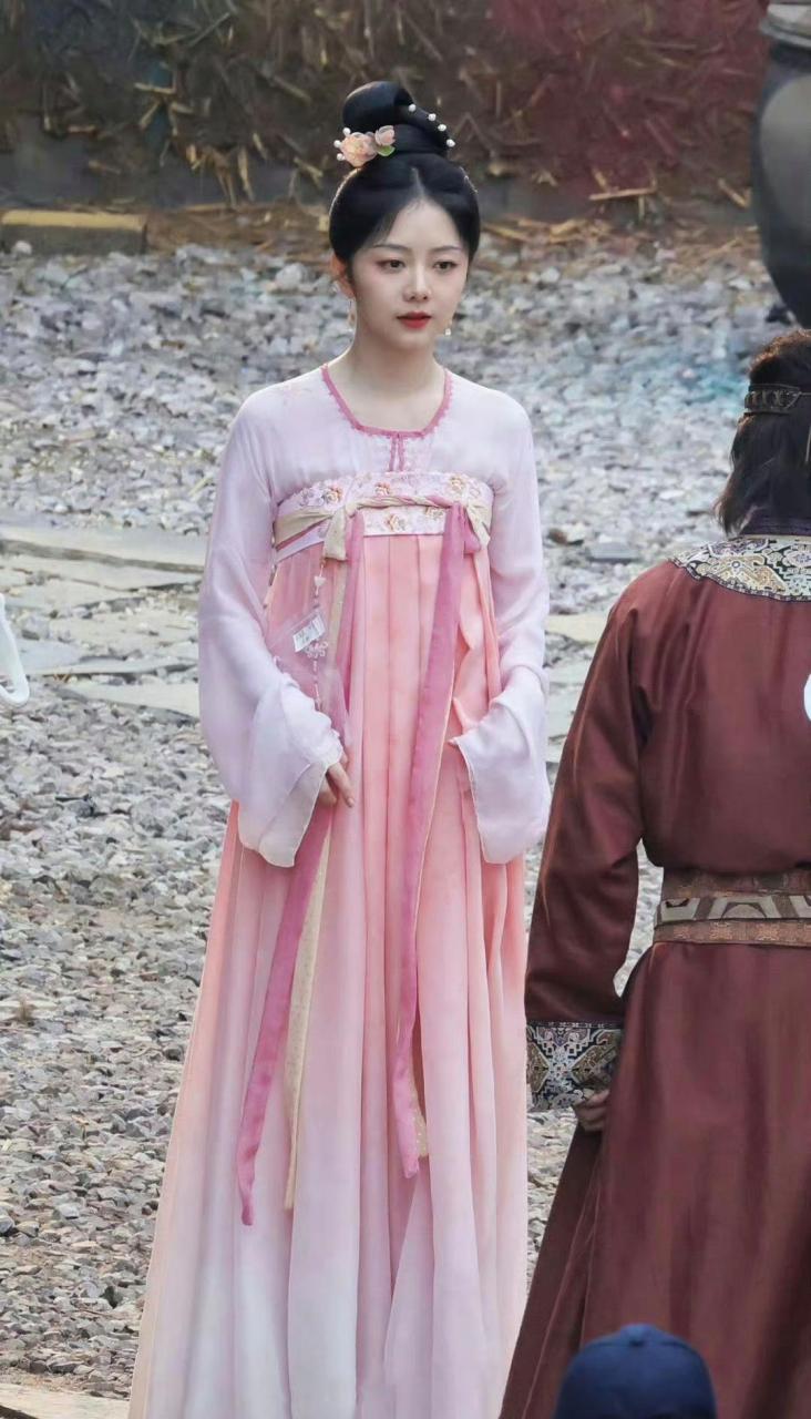 谭松韵粉裙造型好可爱