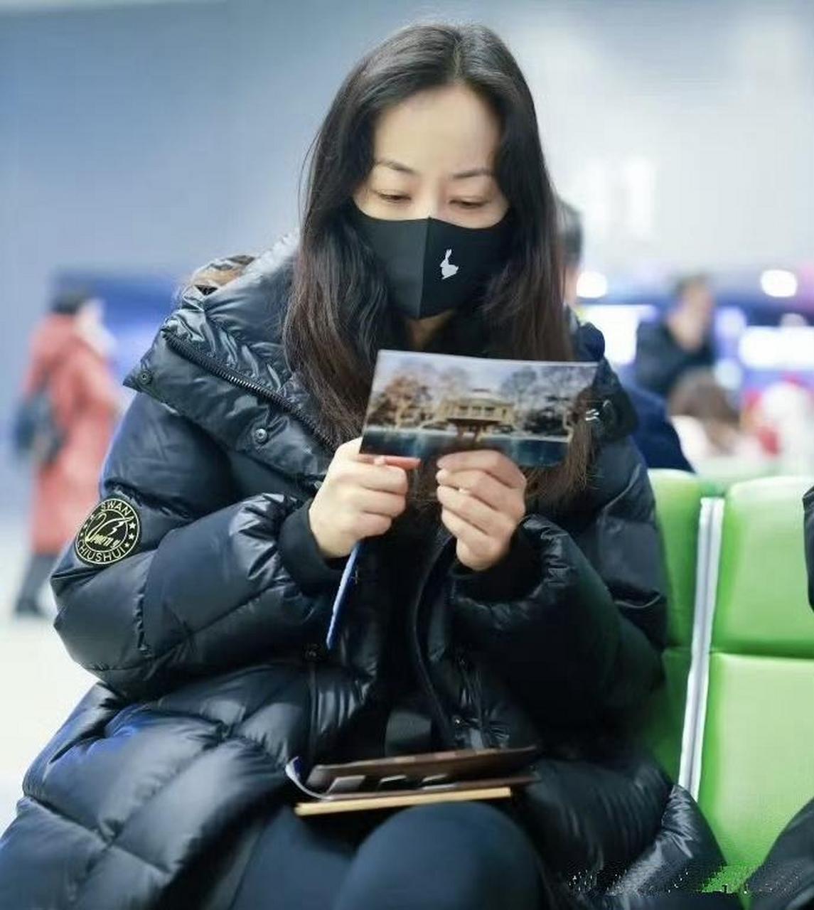 韩雪机场照…一件黑色的羽绒服,还留着超美的披肩长发