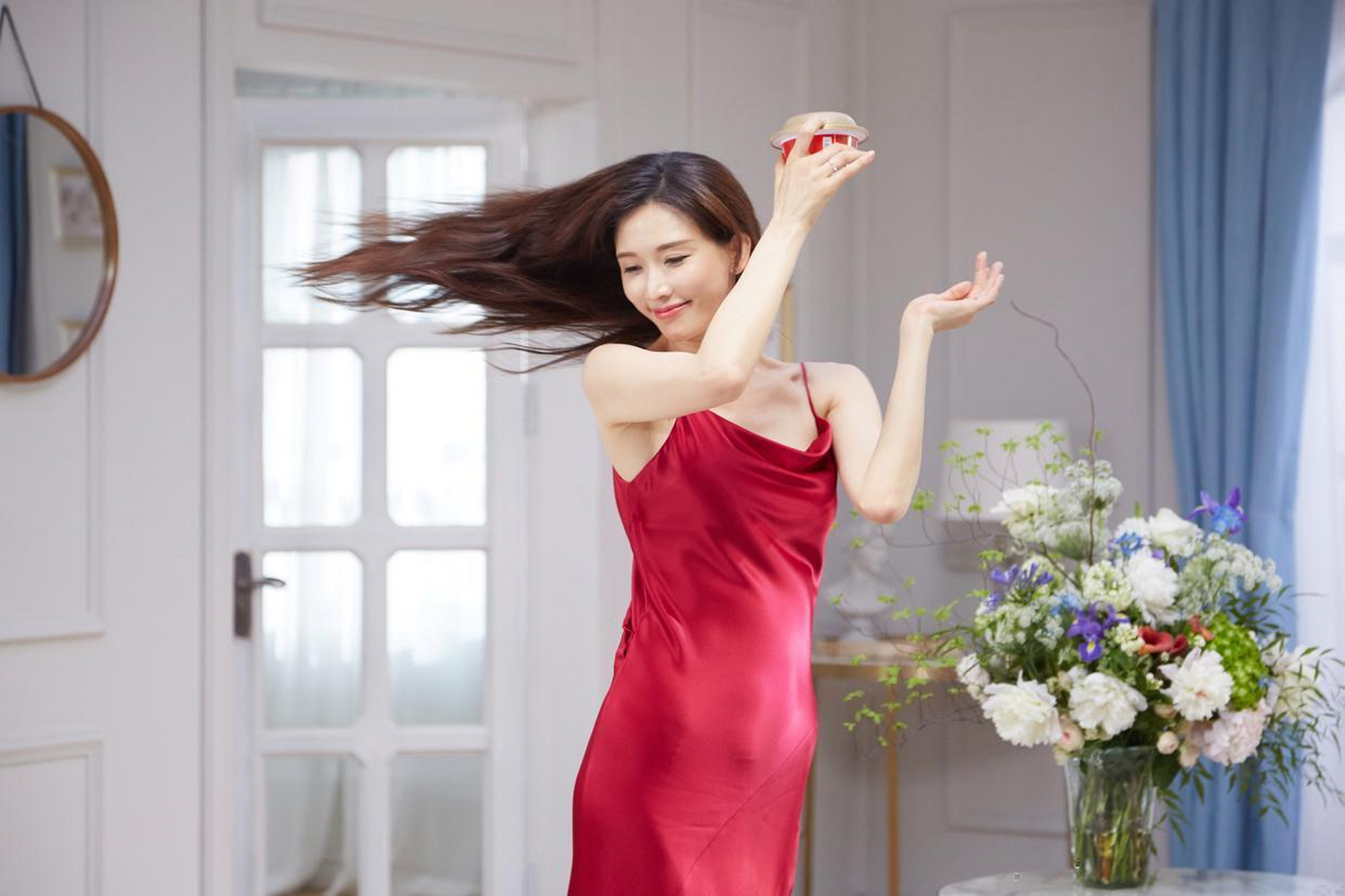 林志玲红裙l足低胸 白裙翘腿造型