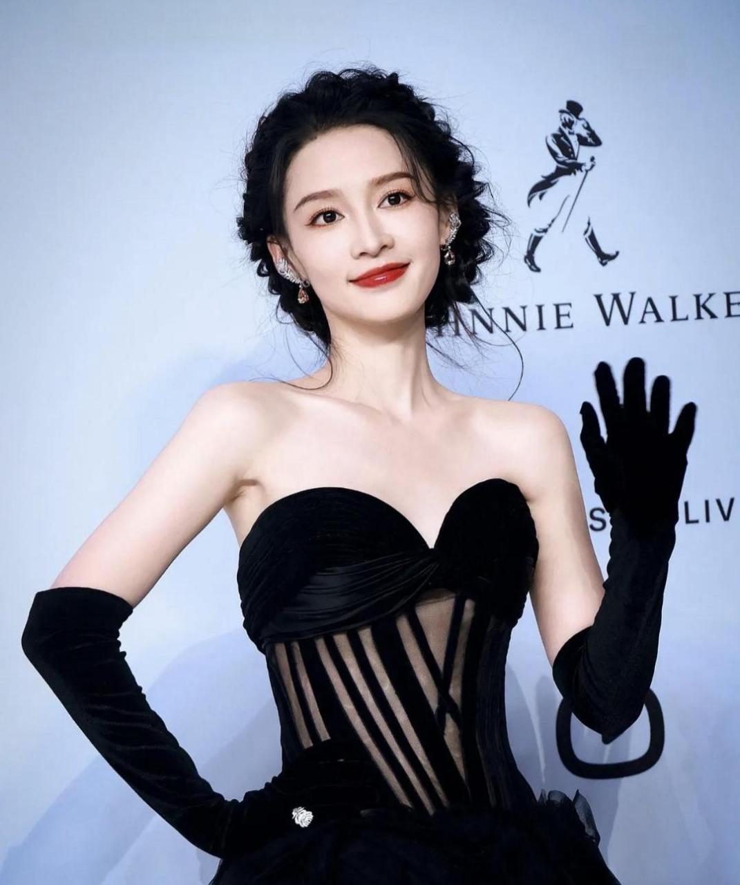 李沁一袭黑色抹胸长裙