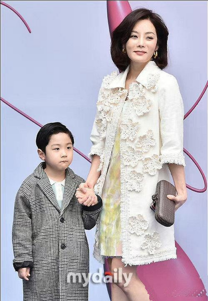蔡琳带着儿子参加公开活动