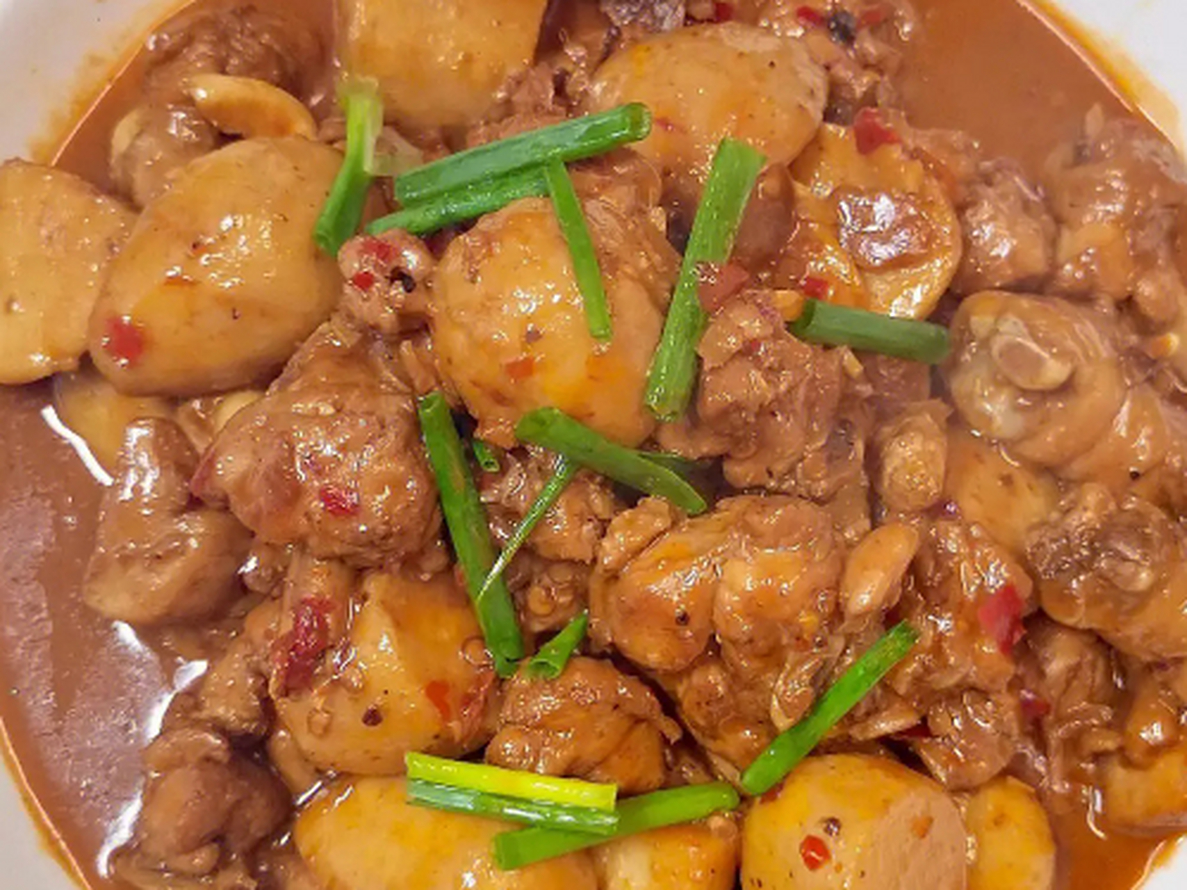 芋头烧鸡需备好食材,鸡肉焯水芋头切块,炒香料后加鸡块和调料翻炒,加