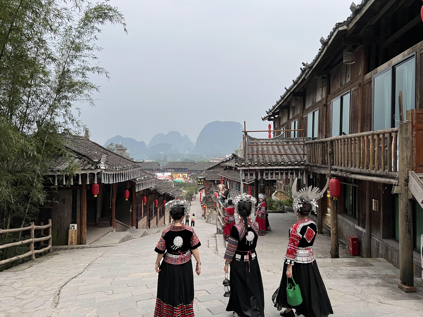 梦鸣苗寨位于广西柳州融水苗族自治县,这里山水相依,风景如画