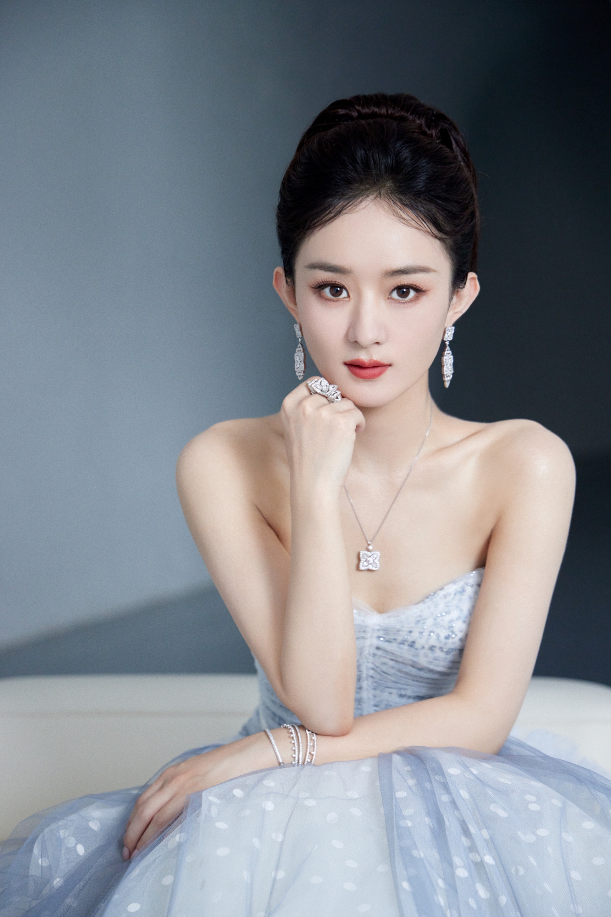 赵丽颖时尚唯美写真:抹胸纱裙绽放优雅魅力