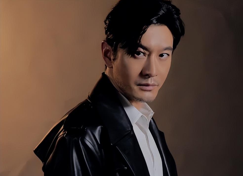 《潜渊》讲述的是我党地下工作者梁朔(黄晓明饰)因头部受伤而失忆,在