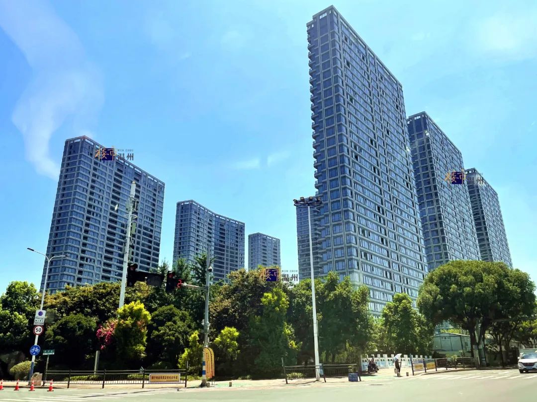 因此,约27000元/㎡仅代表个别房源,不代表整个翠湖里.