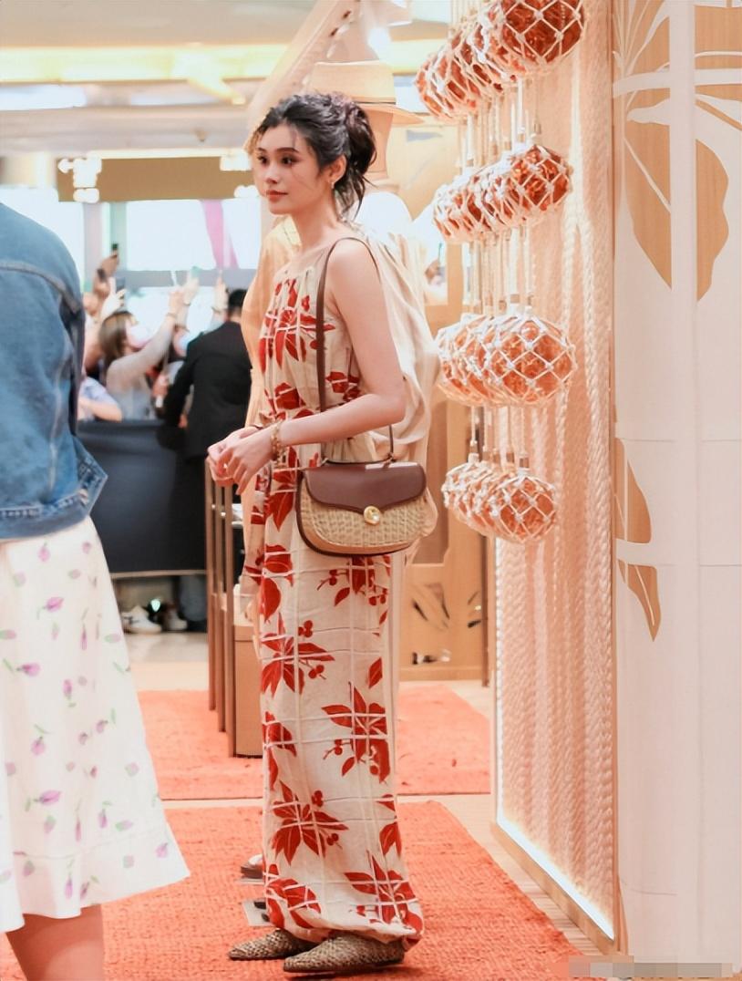 奚梦瑶惊艳亮相上海,吊带枫叶造型绝美,胡一天也同台帅爆了!