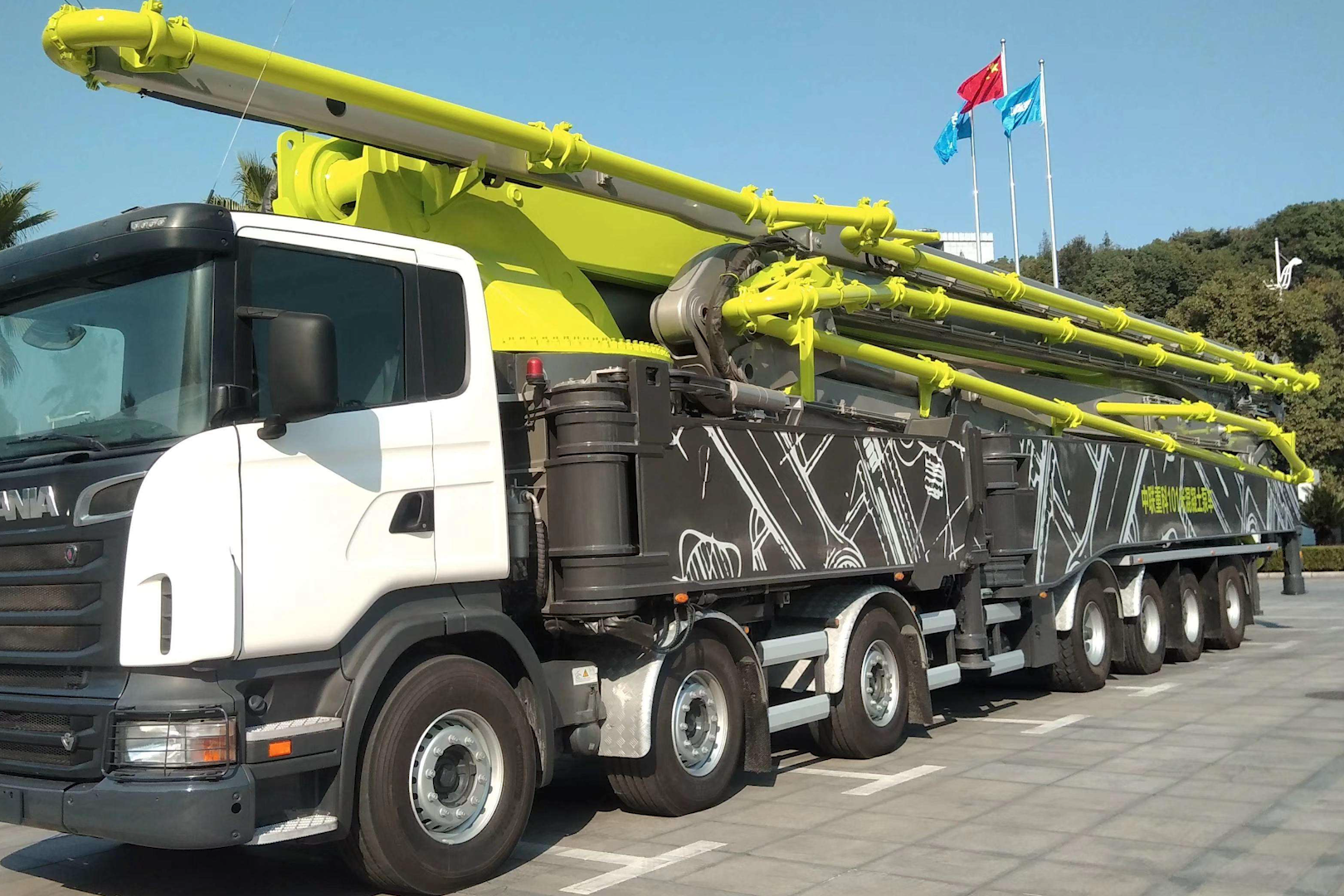 中联重科研发出101米碳纤维臂架泵车,创新材料减轻自重,提高输送效率