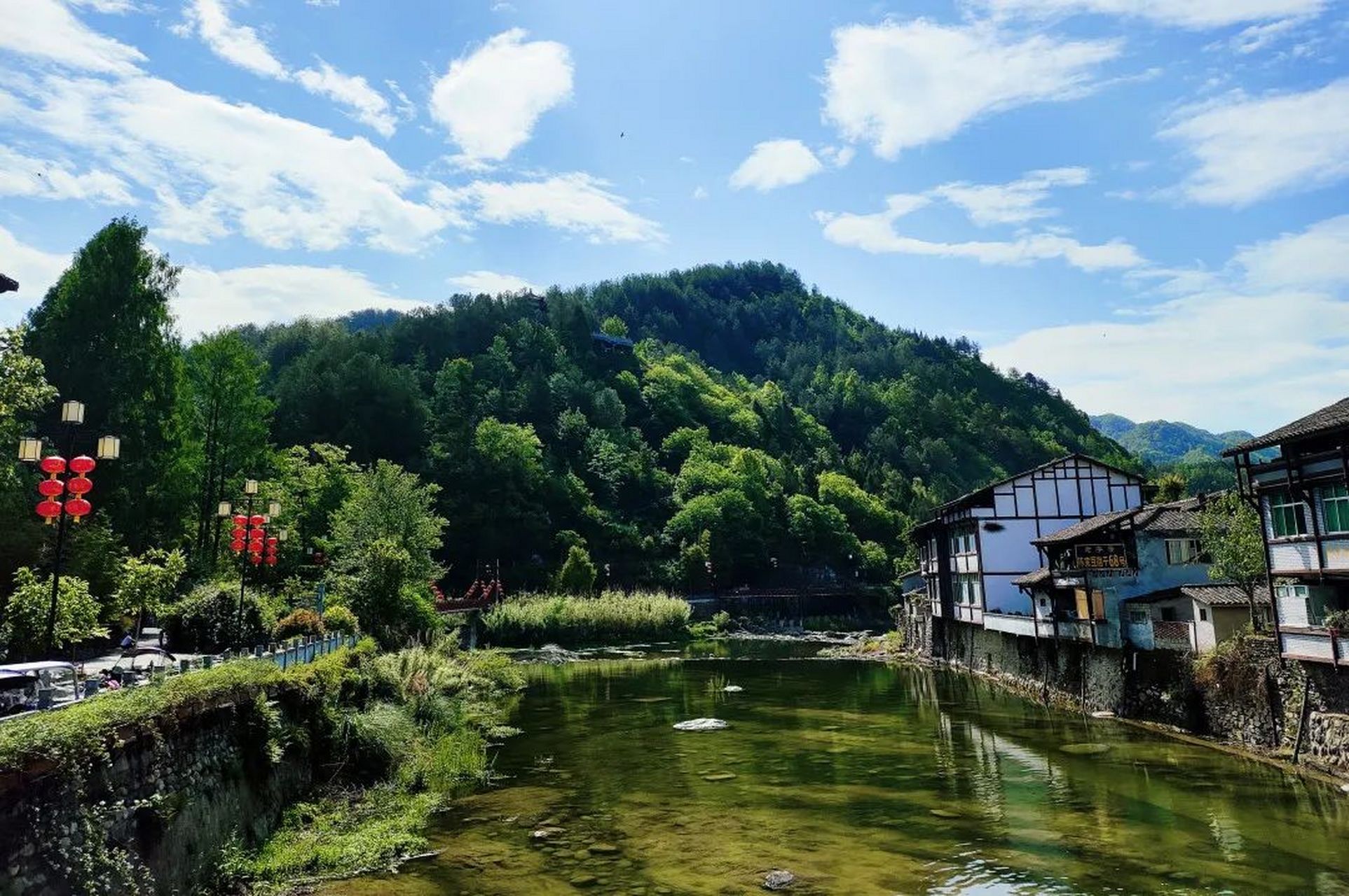 初夏的旅程从汉中青木川古镇开始,这里的青石板,老宅院,四季常青,碧波