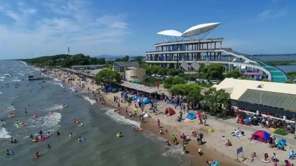 在烟波浩渺的兴凯湖畔,奔流不息的乌苏里江边,绵延