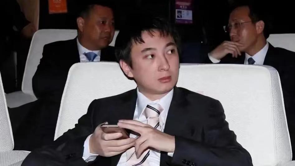王思聪现身上海当伴郎!穿平价西服超低调,新郎新娘背景大有来头