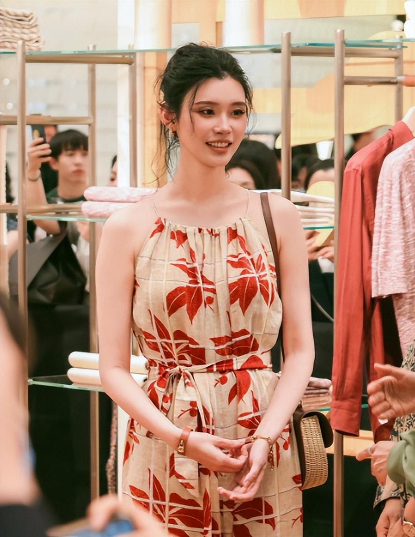 奚梦瑶惊艳亮相上海,吊带枫叶造型绝美,胡一天也同台帅爆了!