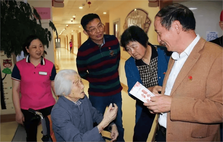 走在回家的路上,杨丽的脚步莫名轻快.