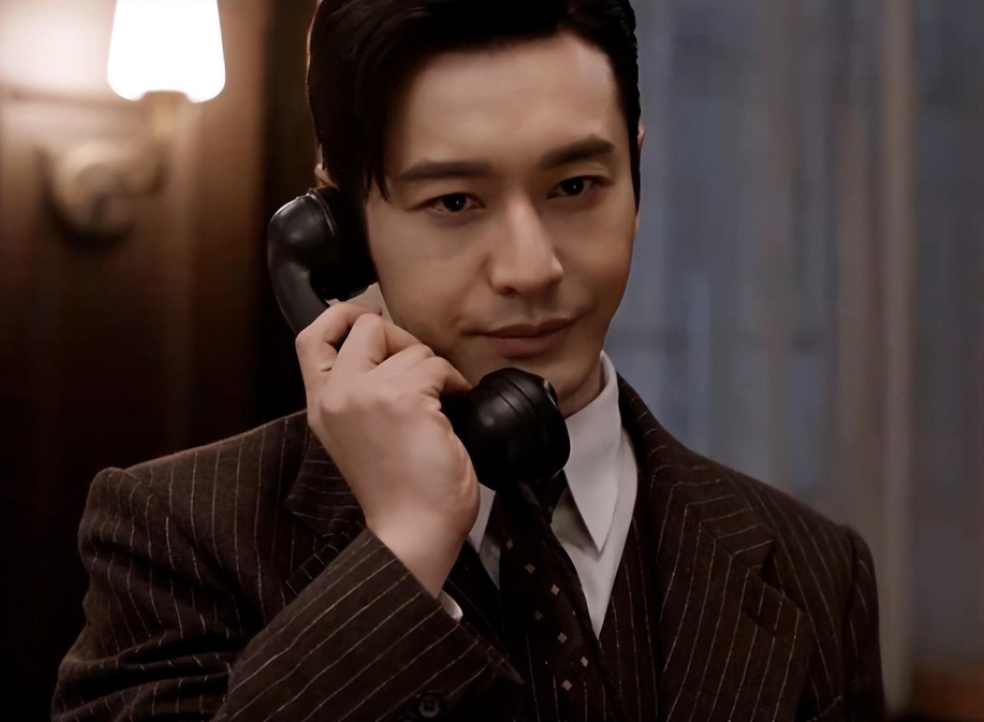 《潜渊》讲述的是我党地下工作者梁朔(黄晓明饰)因头部受伤而失忆,在