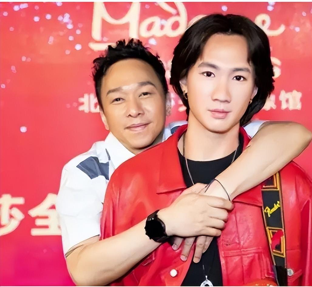 毁黄家驹墓另一疑犯身份曝光!与洪金宝郭富城近百明星合影被扒