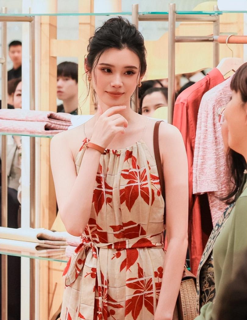 奚梦瑶惊艳亮相上海,吊带枫叶造型绝美,胡一天也同台帅爆了!