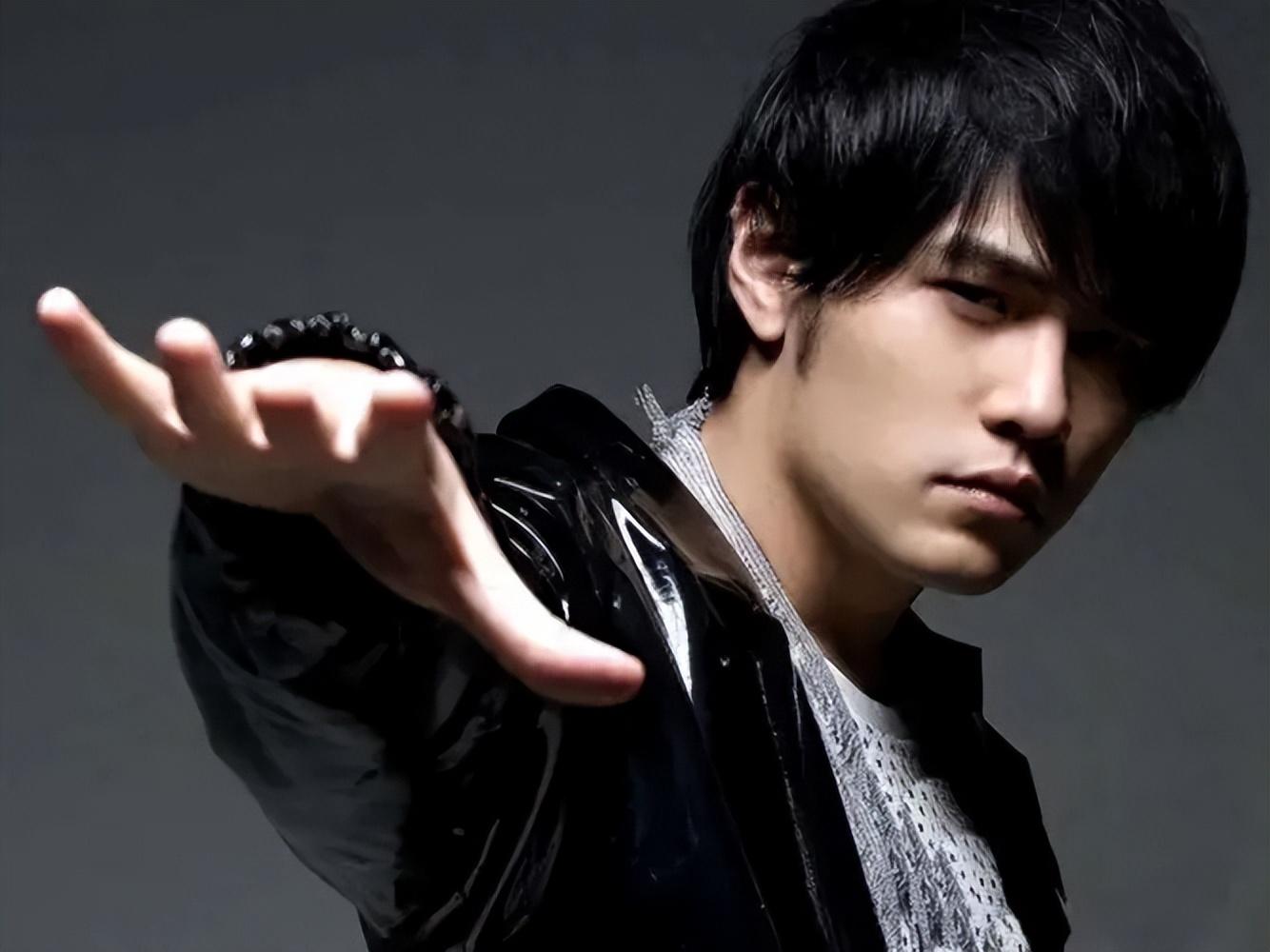 周杰伦:华语乐坛的不朽传奇,难得的音乐天才,他这一路有多难