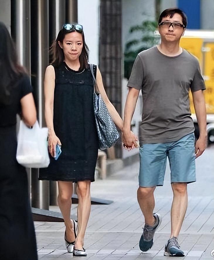 哈林两任妻子比较图片