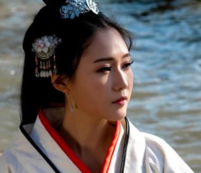 但是如果按照长相来看的话,孙尚香更是一个不可多得的美人坯子,孙尚香