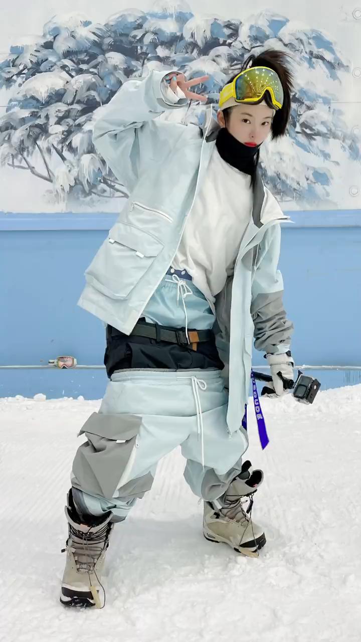 裤子不提?成都太古里街拍又现网红穿搭,为了博眼球还是时尚?