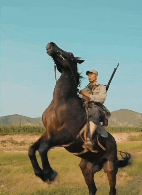 剧组经费有限,因此只能提供一把板凳给演员,用来模拟骑马动作,让演员