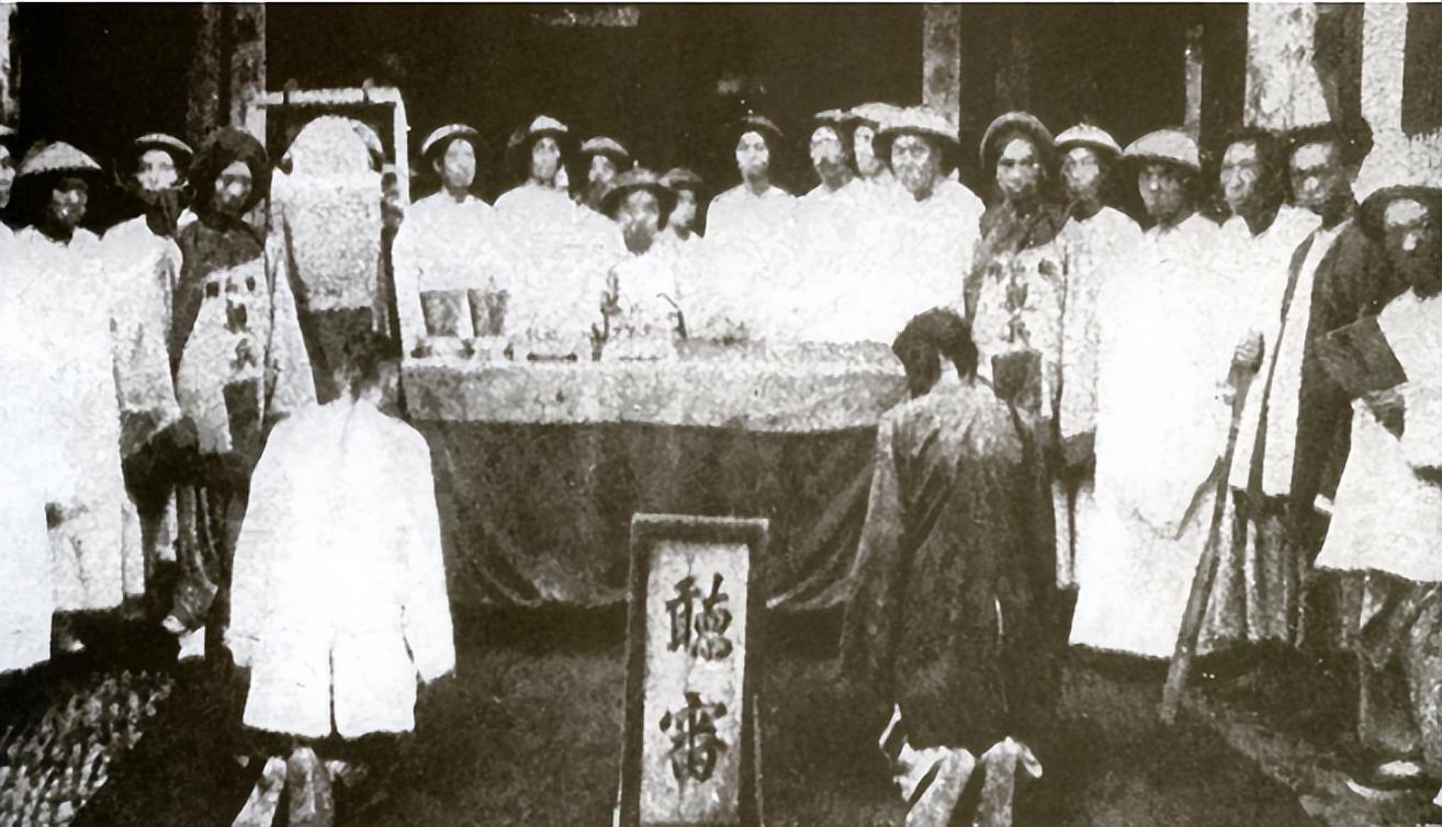 永平府抚宁县周各庄人,他的长子王者瑞在北京城的八旗中学担任司事一