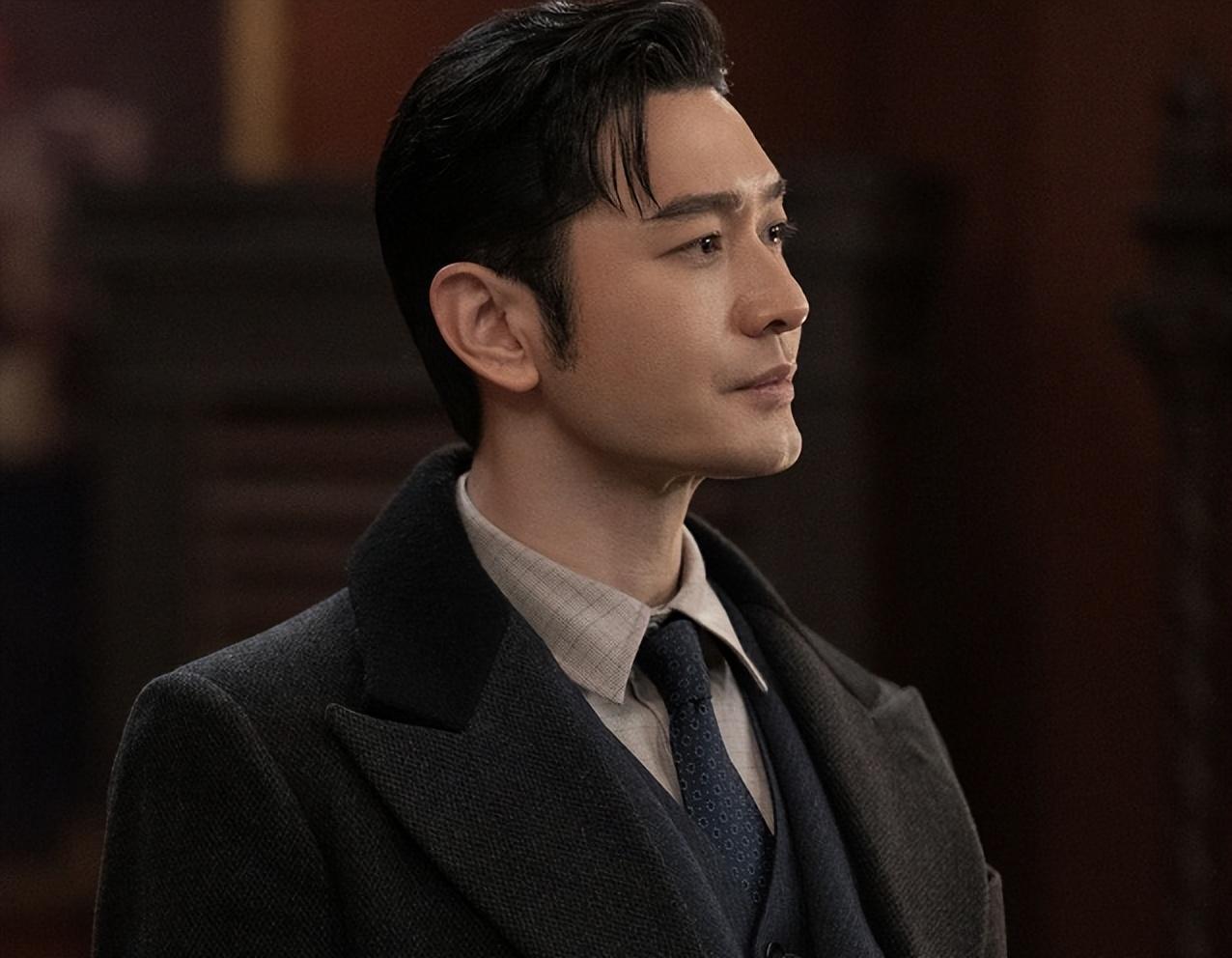 《潜渊》讲述的是我党地下工作者梁朔(黄晓明饰)因头部受伤而失忆,在